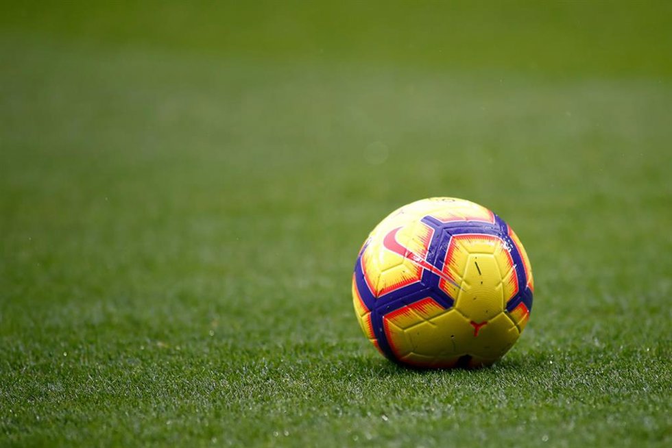 Archivo - Un balón de Nike sobre un campo de fútbol