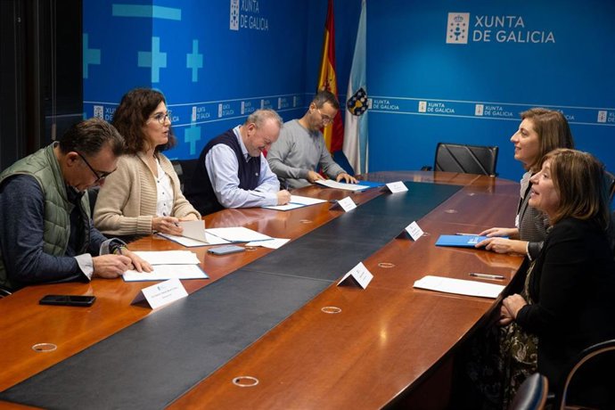 La vicepresidenta segunda y conselleira de Medio Ambiente, Territorio e Vivenda, Ángeles Vázquez, firma un convenio con sindicatos.