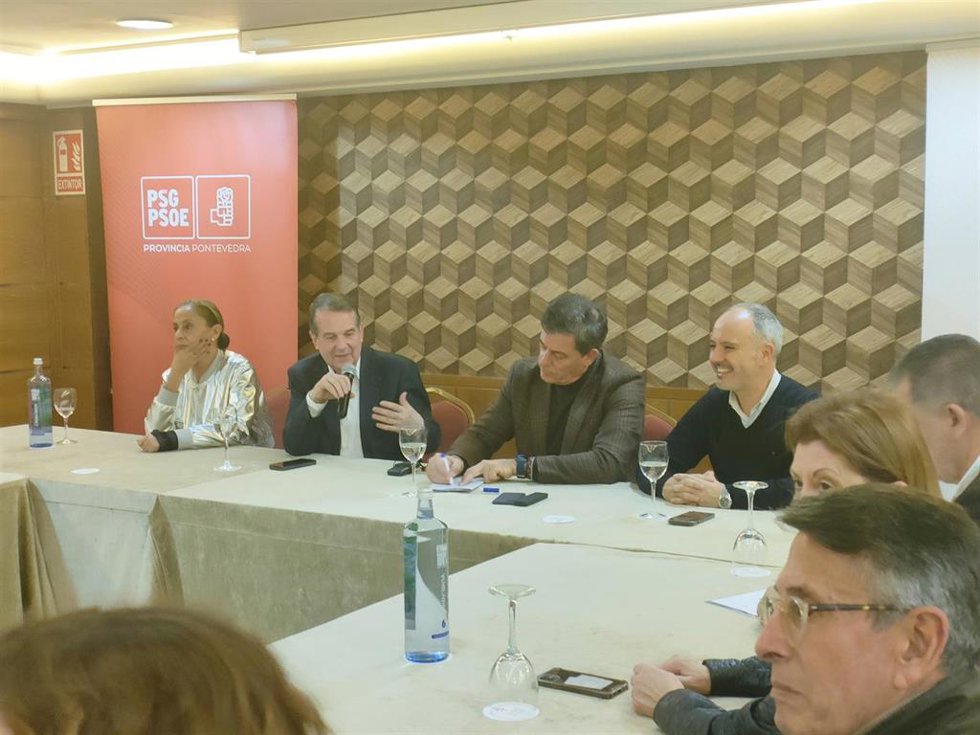 El candidato del PSdeG a la presidencia de la Xunta, José Ramón Gómez Besteiro, en una reunión con el alcalde de Vigo, Abel Caballero, la presidenta del partido en Galicia, Carmela Silva, y responsables provinciales y locales del PSOE.