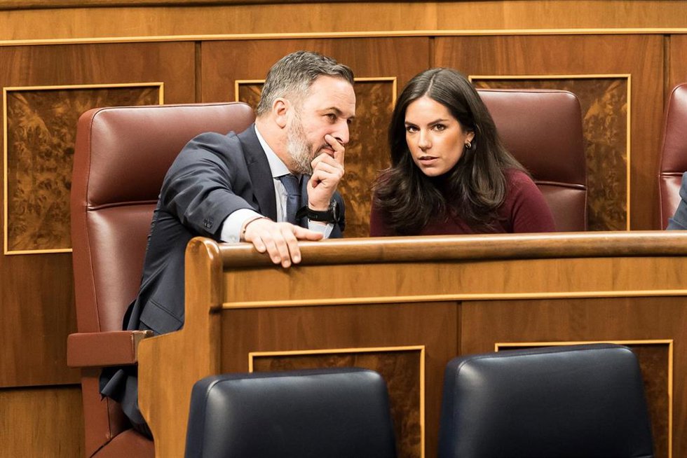 El líder de Vox, Santiago Abascal y la portavoz de VOX en el Congreso, Pepa Millán