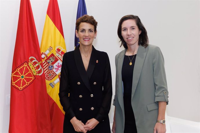 La presidenta del Gobierno de Navarra, María Chivite, con Carlota Ciganda