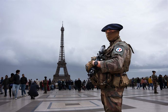 Archivo - October 21, 2023, Paris, France: A French military man from ''Operation Sentinelle' guards the Trocadero area in front of the Eiffel Tower, crowded with tourists, as France is on high alert for terrorism due to the Palestinian-Israeli conflict