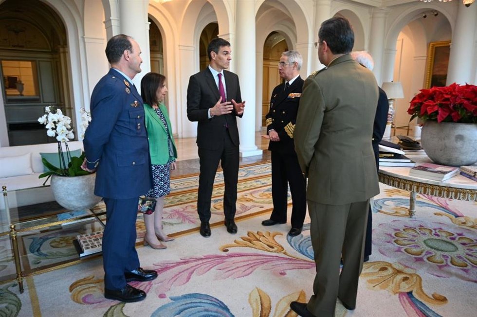 El presidente del Gobierno, Pedro Sánchez, y la ministra de Defensa, Margarita Robles, se han reunido este viernes con el Jefe de Estado Mayor de la Defensa (JEMAD), el almirante Teodoro López Calderón, y los altos mandos del Ejército