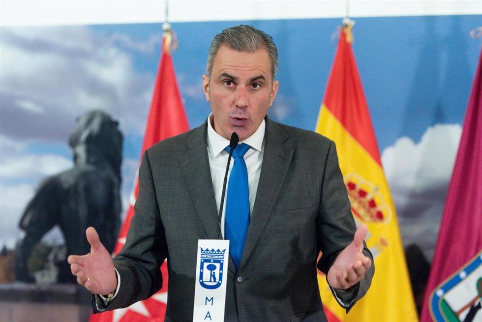 Archivo - El portavoz de Vox en el Ayuntamiento de Madrid, Javier Ortega Smith, durante una rueda de prensa posterior a una sesión extraordinaria del Pleno municipal