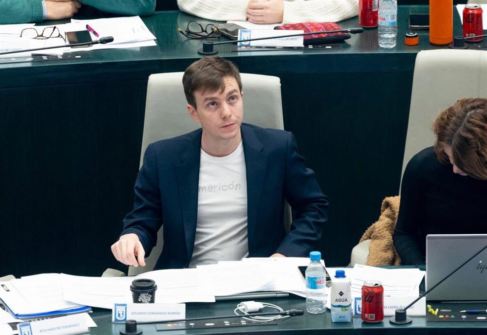 El portavoz adjunto de Más Madrid en el Ayuntamiento, Eduardo Fernández Rubiño, con una camiseta en la que se puede leer 'Maricón' en el Pleno de Cibeles