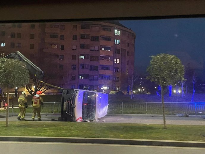 Bomberos se aproximan a la furgoneta implicada en un accidente de tráfico en la ronda sur de Oviedo