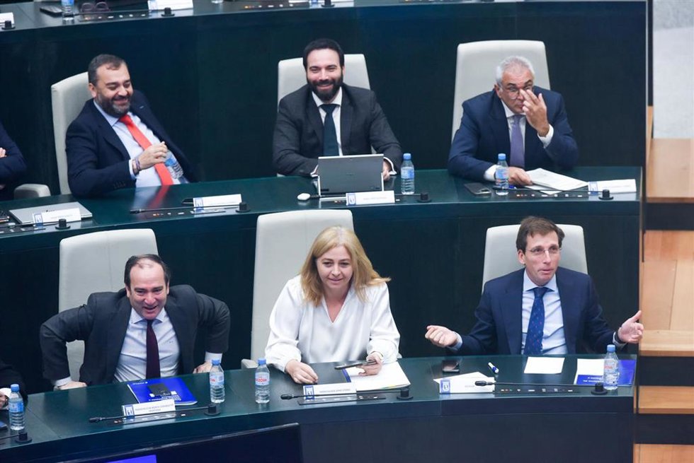 Archivo - (I-D) El delegado de Urbanismo, Medio Ambiente y Movilidad, Borja Carabante; la vicealcaldesa de Madrid, Inmaculada Sanz y el alcalde de Madrid, José Luis Martínez-Almeida, durante una sesión extraordinaria del Pleno municipal en el Ayuntamien
