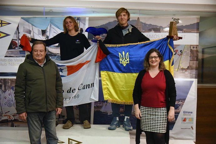 Los ganadores absolutos Oskar Madonich y Gilda Dondona, con Manel Albalat y Maria Puig.