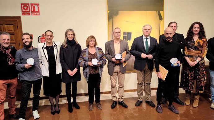 Foto de familia de la entrega de premios del XXXII Concurso de Artes Plásticas 'López-Villaseñor'.