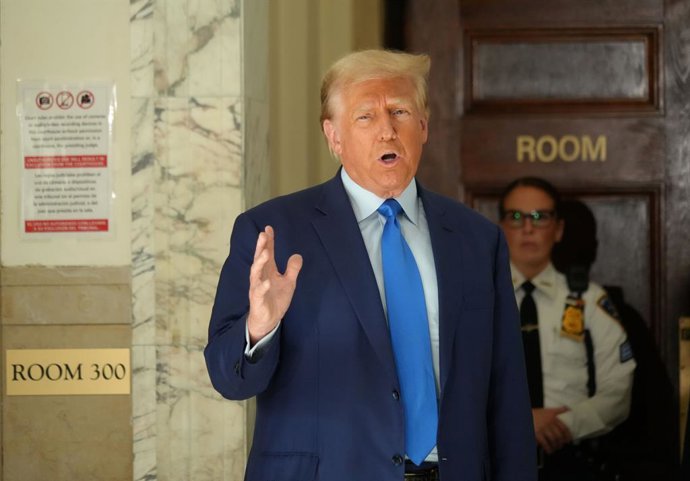 Archivo - 24 October 2023, US, New York: Former US President Donald Trump talks to the media upon his arrival at the courtroom during Michael Cohen testimony as part of his NYS civil fraud case in the NYS Supreme Courthouse. Photo: Sonia Moskowitz Gordo