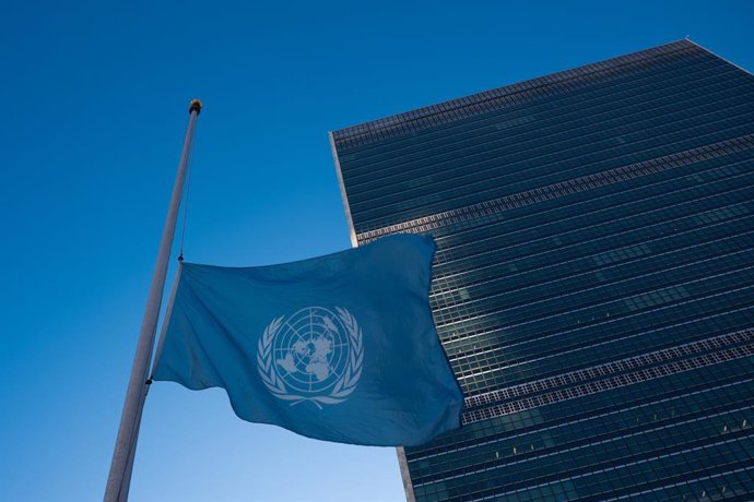 Archivo - UNITED NATIONS, Nov. 14, 2023  -- The United Nations flag is lowered to half-mast to honor UN employees who perished amidst the turmoil in Gaza at the UN headquarters in New York on Nov. 13, 2023. TO GO WITH "Feature: A heartfelt remembrance -