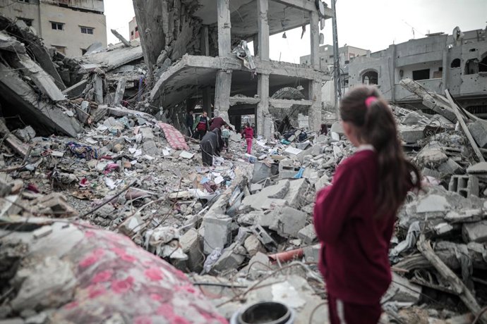 November 25, 2023: Deir Al-Balah, Gaza Strip, Palestine. 24 November 2023. Children return to their destroyed homes and neighbourhoods in Deir Al-Balah during a humanitarian truce after 7 weeks of incessant Israeli bombardments. On Friday 24 November a 