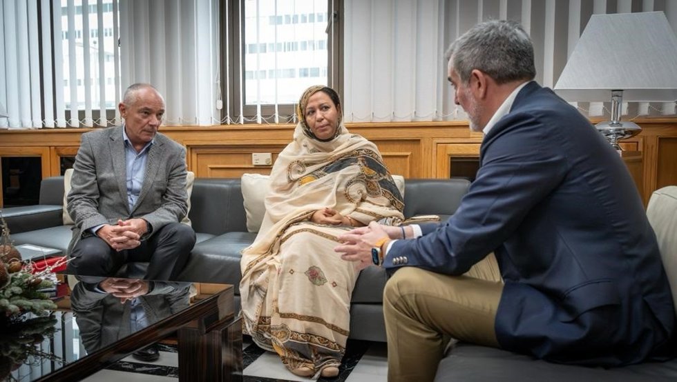 El presidente de Canarias, Fernando Clavijo; la cónsul de Marruecos, Fatiha El Kamouri, y el director general de Relaciones con África, Luis Padilla