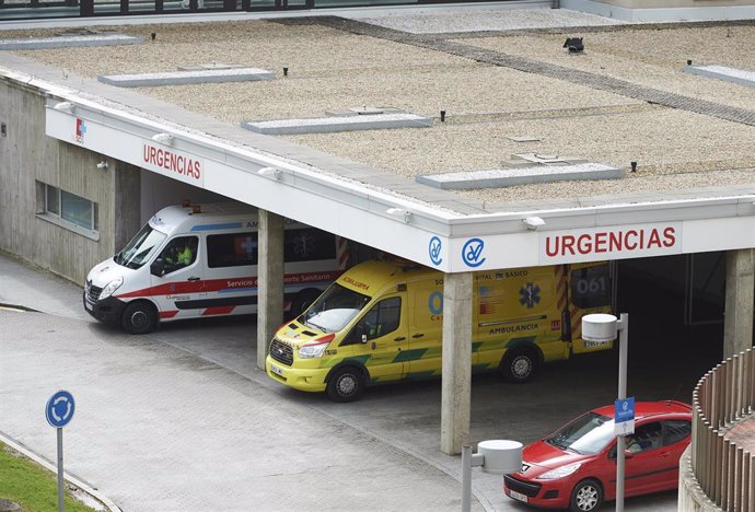 Archivo - Ambulancias en el Hospital Marqués de Valdecilla, donde ayer se registró el primer fallecido en Cantabria por coronavirus, en Santander / Cantabria (España), a 18 de marzo de 2020.