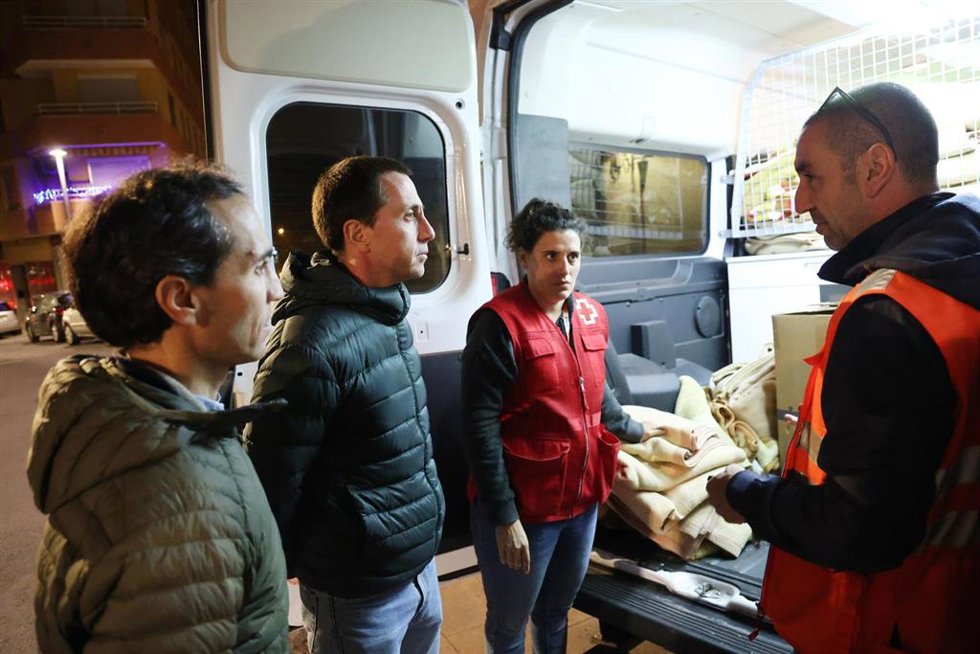 El presidente del Consell, Lloren Galmés, y el conseller insular de Bienestar Social y presidente del IMAS, Guillermo Sánchez, acompañan a los profesionales de la UMES del IMAS en un servicio