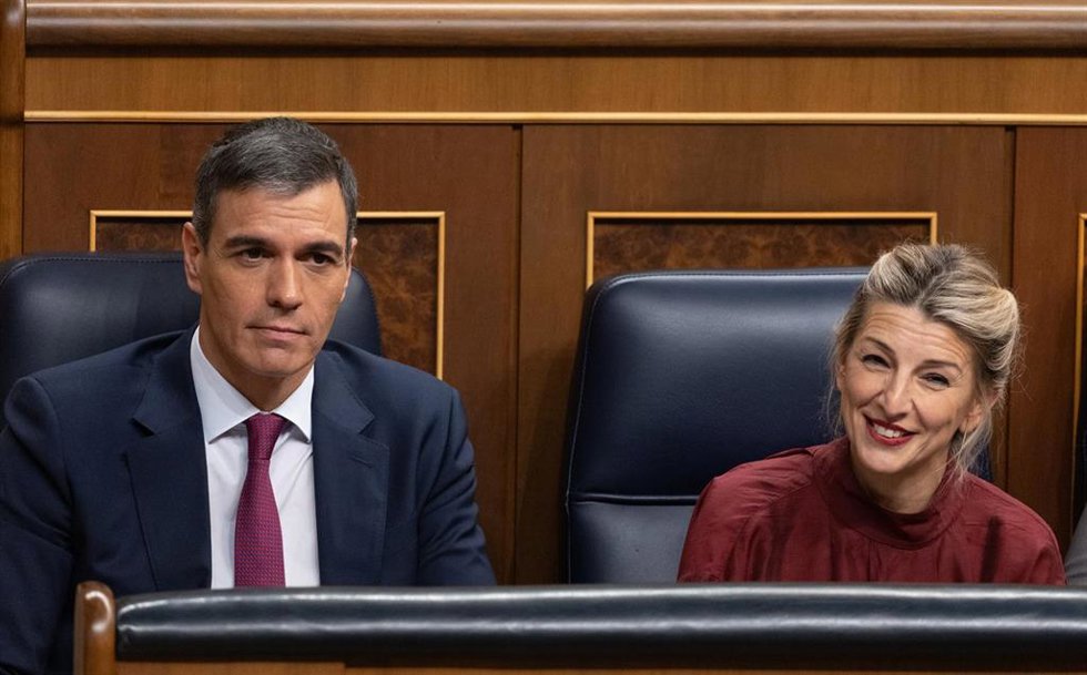 El presidente del Gobierno, Pedro Sánchez, y la vicepresidenta segunda y ministra de Trabajo, Yolanda Díaz, durante una sesión de control al Gobierno en el Congreso de los Diputados