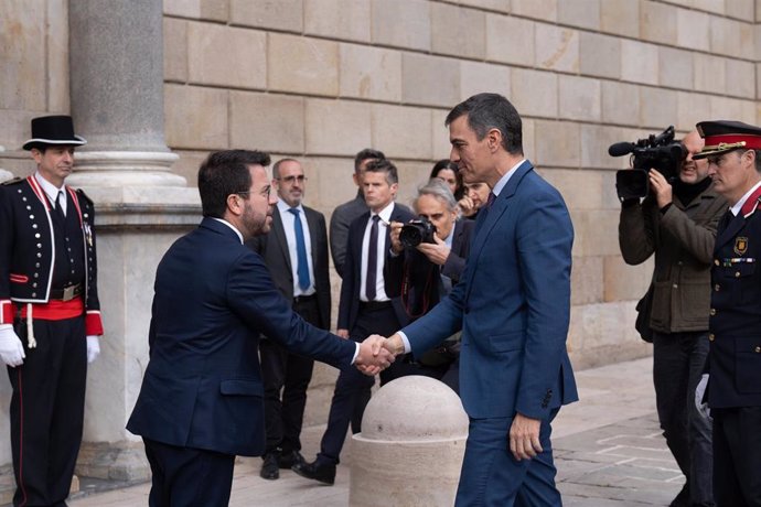 El presidente del Gobierno, Pedro Sánchez (d), y el president de la Generalitat de Catalunya, Pere Aragonès (i), se saludan antes de su reunión en el Palau de la Generalitat, a 21 de diciembre de 2023, en Barcelona, Catalunya (España). Este es el primer e