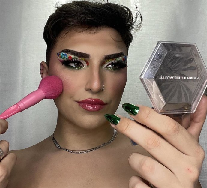 El emeritense Sergio Corbacho durante una de sus sesiones de maquillaje