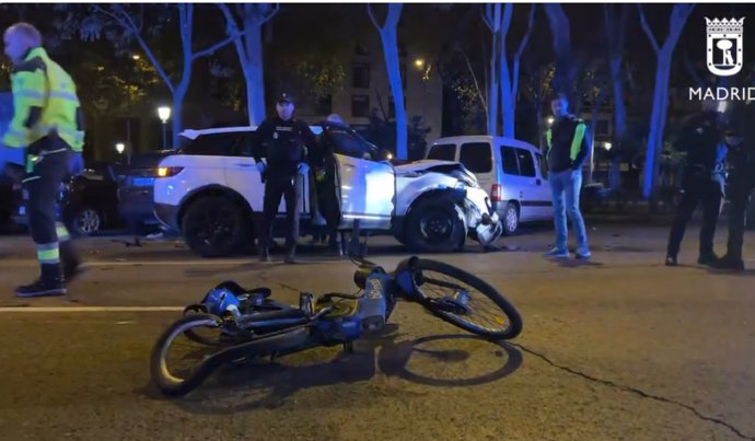 El conductor de un coche se fuga a pie tras golpear un VTC, que arrolla a una ciclista