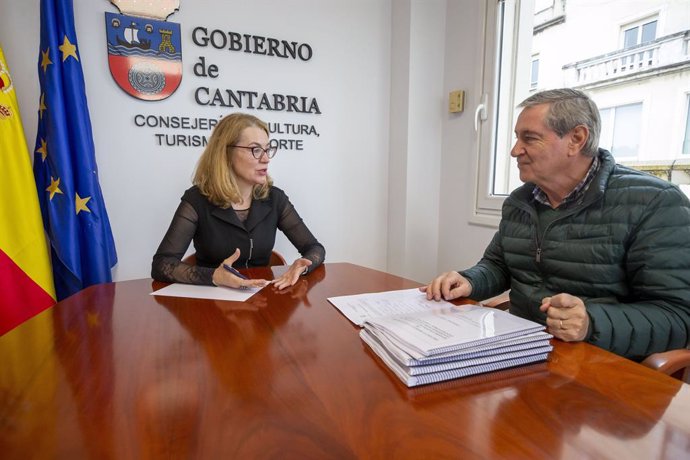 La Consejera De Cultura, Turismo Y Deporte, Eva Guillermina Fernández, Se Reúne Con El Alcalde De Suances.