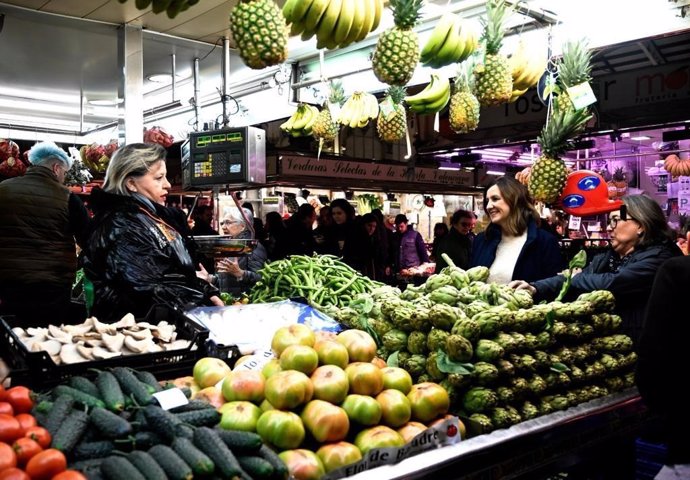 La alcaldesa de València, María José Catalá, visita el Mercado Central la víspera de Nochebuena