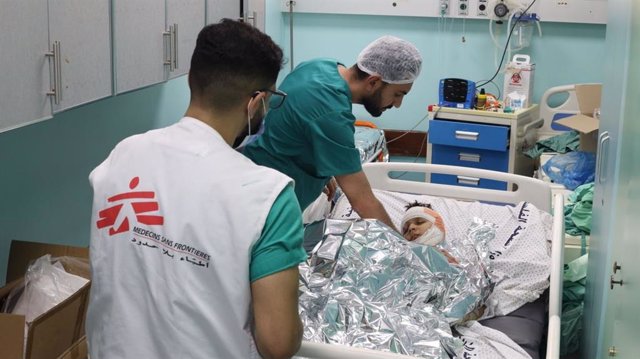 Archivo - Personal de MSF atiende a un herido en la Franja de Gaza