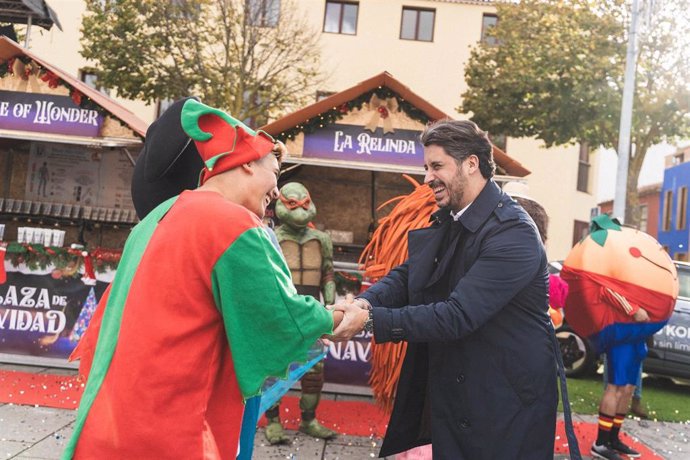 Archivo - El alcalde de La Laguna, Luis Yeray Gutiérrez, oficia el acto de apertura de la Plaza de la Navidad en la Plaza del Cristo