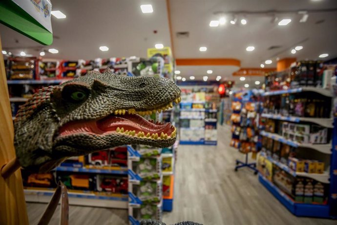 Archivo - Un dinosaurio en la tienda de juguetes.