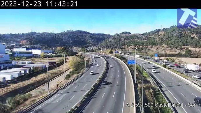 Imagen de la autopista AP-7, cortada entre Vandells y L'Hospitalet de l'Infant (Tarragona) en sentido sur por un camión volcado