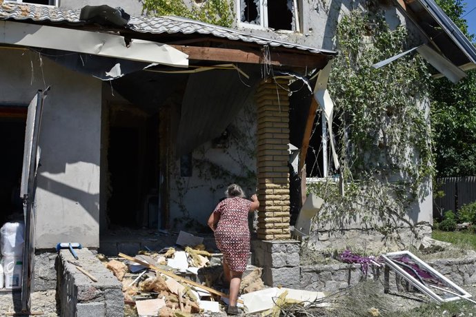 Archivo - July 13, 2023, Verkhnya Tersa, Ukraine: A woman seen trying to get to her private house damaged by Russian shelling in the village Verkhnya Tersa. On the 505th day of the full-scale Russian war against Ukraine, heavy fighting is ongoing on the