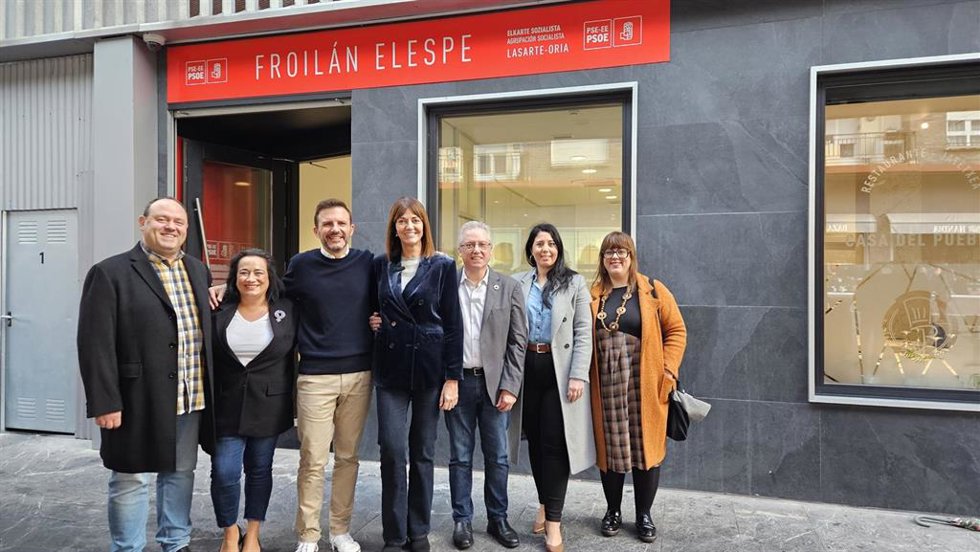Idoia Mendia con miembros de la agrupación del PSE-EE de Lasarte-Oria, en Gipuzkoa.