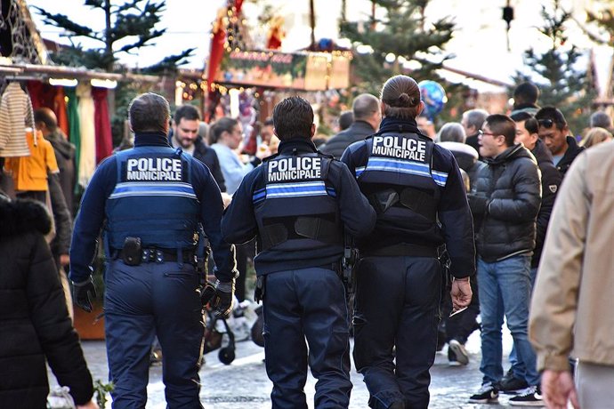 Policía en un mercado navideño en Marsella, Francia