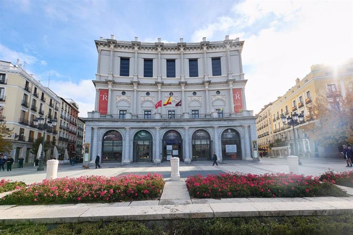 Archivo - Vista de la fachada del Teatro Real, a 10 de noviembre de 2023, en Madrid (España). El Teatro Real es un teatro de ópera de Madrid, ubicado en la Plaza de Oriente, frente al Palacio Real. Está considerado como la máxima institución de las artes 