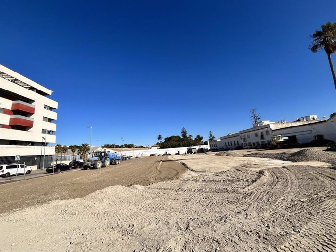 El Ayuntamiento de El Puerto de Santa María (Cádiz) está estos días ejecutando las obras de adecuación de un solar municipal para aparcamiento en Jardín de Cano, con una inversión de 48.283,85 euros, mientras no se le dé un uso definitivo.