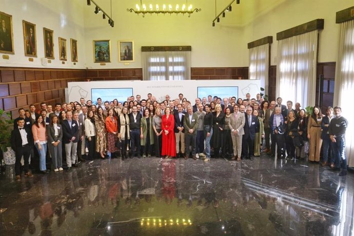 Foto de familia en el Salón de Recepciones del Ayuntamiento.