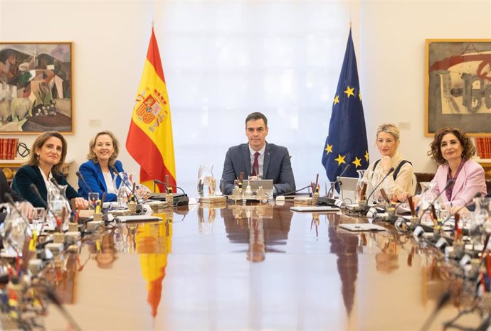 Archivo - (I-D) La vicepresidenta tercera y ministra de Transición Ecológica y Reto Demográfico, Teresa Ribera; la vicepresidenta primera y ministra de Asuntos Económicos, Nadia Calviño; el presidente del Gobierno, Pedro Sánchez; la vicepresidenta segun