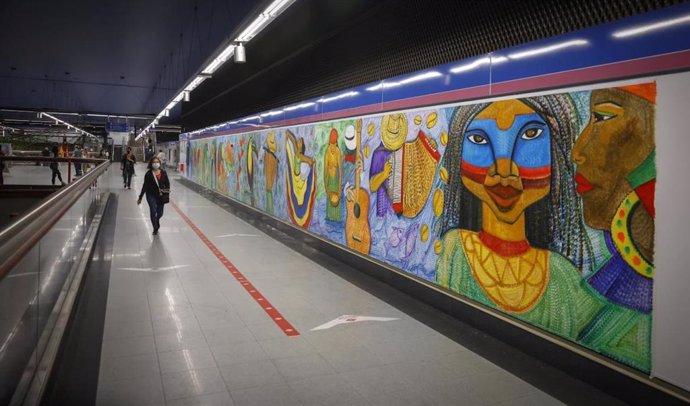 Archivo - La estación de Metro de Colombia cuenta con dos murales que reflejan "la riqueza y diversidad" de este país