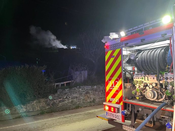 Bomberos sofocan de madrugada un incendio en un pajar en Cabezón de Liébana