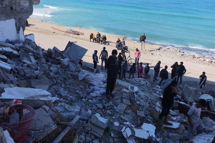 Escombros de un edificio atacado por las fuerzas israelíes en la Franja de Gaza