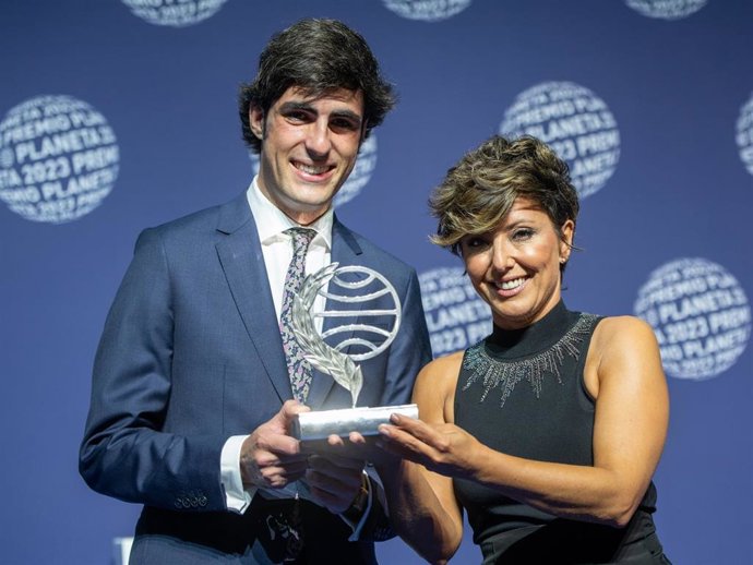 El escritor Alfonso Goizueta y finalista del Premio Planeta del 2023 y la periodista, escritora y presentadora Sónsoles Ónega, ganadora del LXXII Premio Planeta por el libro 'Las hijas de la criada', en el Museu Nacional dArt de Catalunya, a 15 de octu