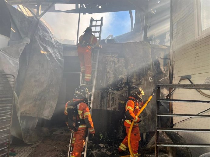 Los bomberos del Consorcio Provincial Bomberos Huelva de los parques de San Juan del Puerto y de Almonte están interviniendo en el mediodía de este sábado en la extinción de un incendio de una panificadora en la localidad onubense de Villalba del Alcor.