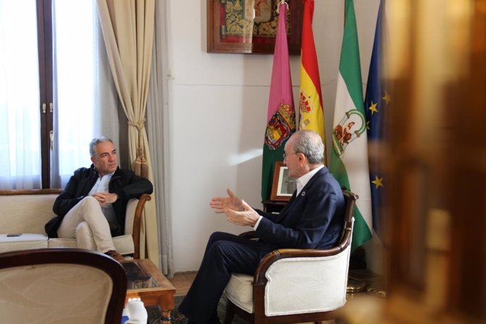 Reunión del vicesecretario de Coordinación Autonómica y Local del Partido Popular y diputado por Málaga, Elías Bendodo, con el alcalde de Málaga, Francisco de la Torre.