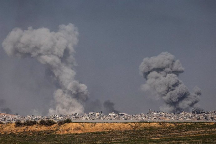 20 December 2023, Israel, ---: Smoke billows over the Gaza Strip during Israeli bombardment as fighting between Israeli troops and Islamist Hamas militants continues. Photo: Ilia Yefimovich/dpa