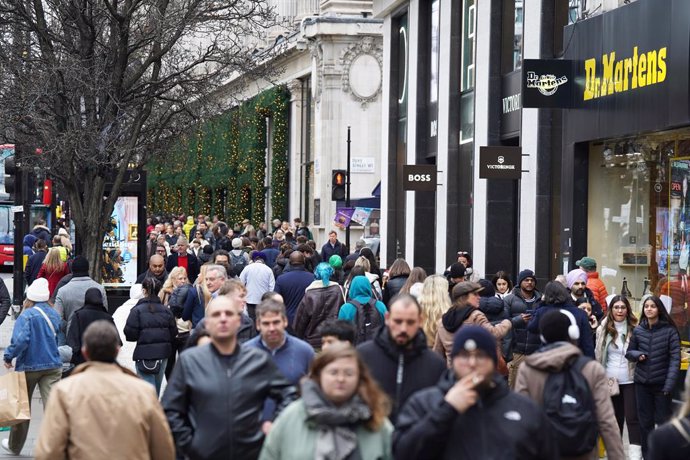 21 December 2023, United Kingdom, London: Shoppers on Oxford Street in London, ahead of Christmas Day on Monday. Photo: Lucy North/PA Wire/dpa