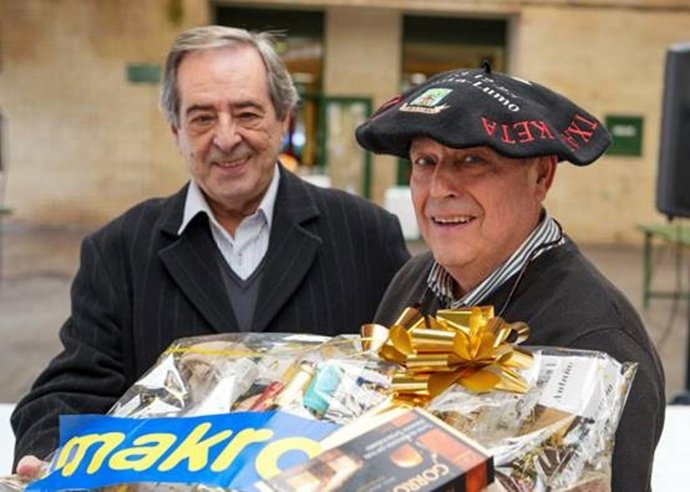 El alcalde de Gernika, José María Gorroño, entregra el premio al gernikes Imanol Román