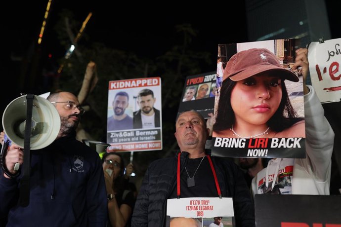 15 December 2023, Israel, Tel Aviv: Israelis take part in a protest following the Israeli Military news of 3 hostages killed in Gaza by friendly fire. Israeli soldiers accidentally killed three hostages in Gaza after forces mistakenly identified them as