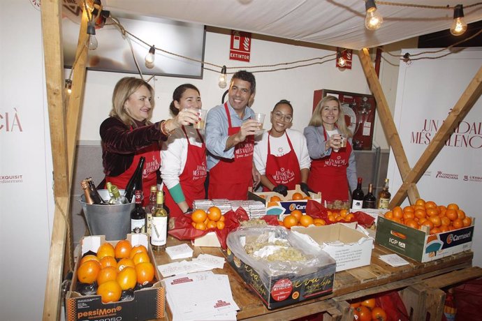 El 'president' de la Generalitat, Carlos Mazón, ha visitado este sábado, víspera de Nochebuena, el Mercado Central de Alicante