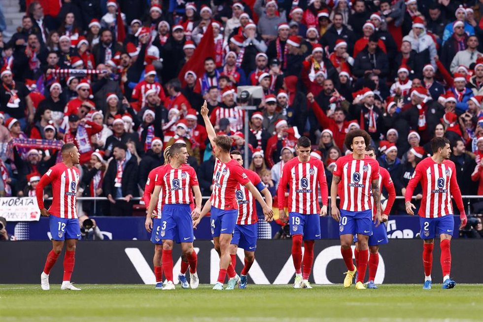 Los futbolistas del Atlético de Madrid celebran su gol al Sevilla FC.