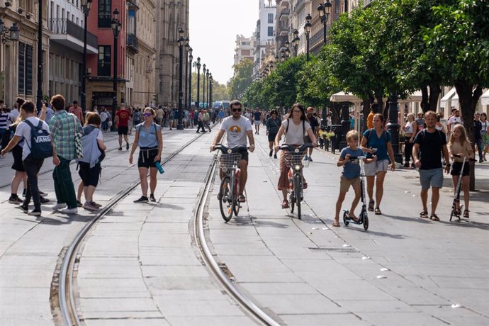 Archivo - Ciclistas circulando por la avenida de la Constitución.