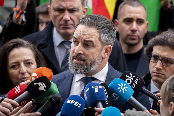 Archivo - El presidente de Vox, Santiago Abascal, ofrece declaraciones a los medios sobre la renovación del Tribunal Constitucional (TC), a las puertas de la sede del TC, a 13 de enero de 2023, en Madrid (España).